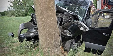 Uchanie: Bus uderzył w drzewo. Trzy osoby ranne