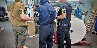 KAS i CBŚP zlikwidowały nielegalną drukarnię półproduktów do produkcji papierosów