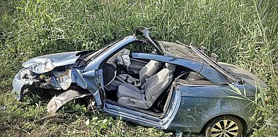 Zasłabł za kierownicą, uderzył w drzewo i dachował