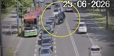 19-latka podczas zmiany pasa przewróciła Toyotę na bok