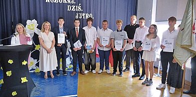 Hrubieszów: Odznaczenia, nagrody i listy gratulacyjne. Zakończenie roku w ZS nr 1