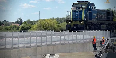 Ponad 100-tonowa lokomotywa sprawdziła wiadukt na obwod