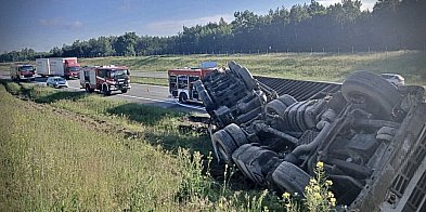 Dachowanie ciężarówki na S17. Kierowca zasnął