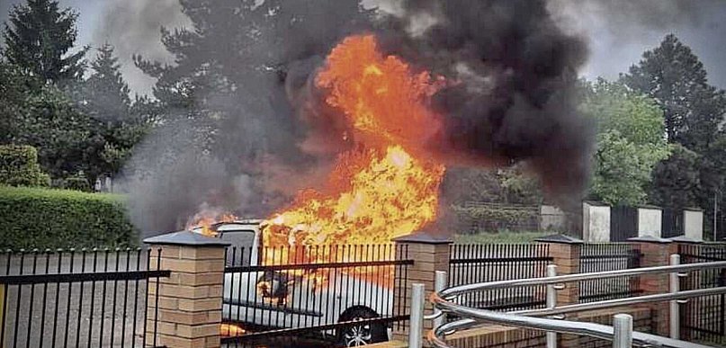 W drodze na służbę uratował 40-latka. Po chwili auto stanęło w płomieniach