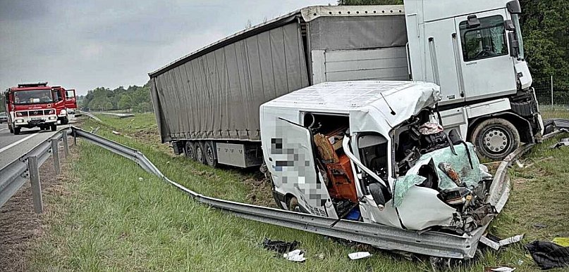 Tragiczny wypadek na S12. W ciężarówce wystrzeliła opona
