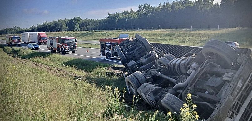 Dachowanie ciężarówki na S17. Kierowca zasnął